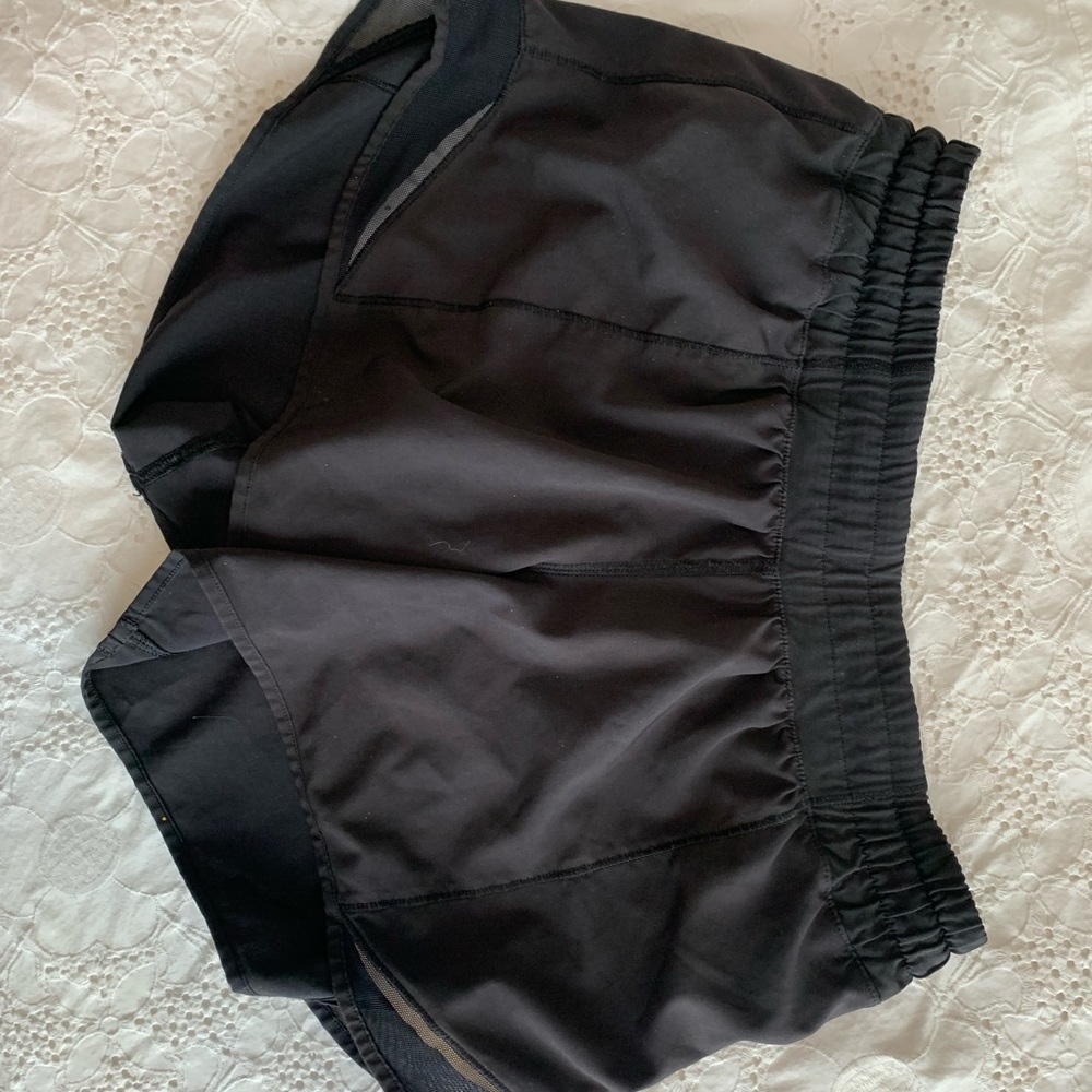 Lululemon Hotty Hot shorts. Size 4 black 4 inch